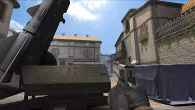 Insurgency: Sandstorm vue à la première personne avec lance-roquettes et ruelle urbaine