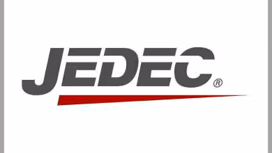 Logo JEDEC gris et rouge sur fond blanc, illustrant l’organisme de standardisation mémoire SPHBM4