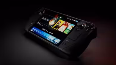 Steam Deck LCD noir en vue produit, écran allumé avec interface Steam, photo sur fond sombre