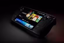 Console portable Steam Deck noire affichée de trois quarts, écran allumé avec interface Steam