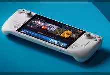 Console portable Steam Deck blanche avec écran tactile, sticks analogiques et pavé directionnel sur fond bleu turquoise