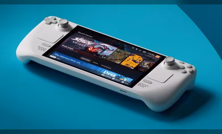 Steam Deck : un patch Linux promet jusqu’à 31,8 % de mieux sur les 1 % low en jeu 1 Console portable Steam Deck blanche avec écran tactile, sticks analogiques et pavé directionnel sur fond bleu turquoise