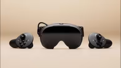 Casque VR Steam Frame noir avec deux contrôleurs SteamVR sur fond beige