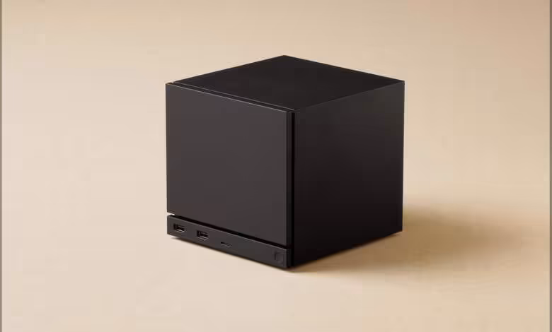 Steam Machine : Valve écoulerait déjà 12 000 à 15 000 unités par semaine 1 Console Steam Machine de Valve noire, boîtier cubique compact avec façade minimaliste et ports en bas