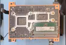 Composant informatique interne avec module RAM installé et connecteurs visibles sur circuit imprimé.