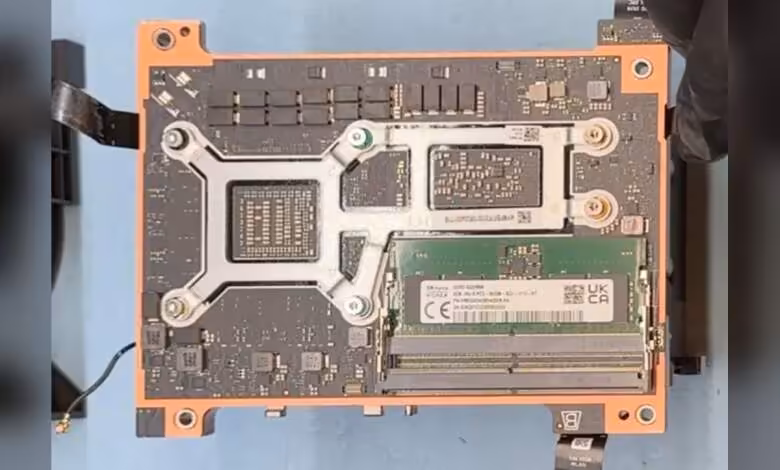 Steam Machine : Valve alerte sur une hausse à venir, les composants restant sous tension 1 Composant informatique interne avec module RAM installé et connecteurs visibles sur circuit imprimé.