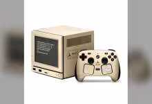 Console Steam Machine beige avec skin Dbrand et manette assortie, style rétro façon Macintosh