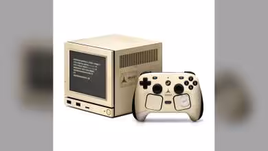 Console Steam Machine beige avec skin Dbrand et manette assortie, style rétro façon Macintosh