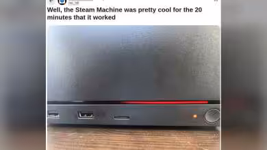 Steam Machine noire avec bande LED rouge de panne, ports USB et bouton d’alimentation visibles