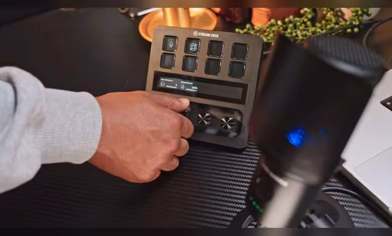 Stream Deck : Audio-Technica étend le contrôle de ses micros USB 20 Series 1 Personne utilisant un Stream Deck avec boutons configurables et molettes, vue produit réelle sur bureau.