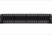 Baie de stockage Synology rackable 2U avec nombreux baies frontales, vue de face.