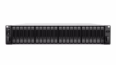 Baie de stockage Synology rackable 2U avec nombreux baies frontales, vue de face.