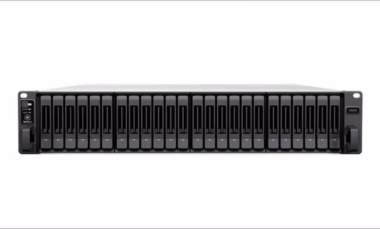 Synology FS6420 : une baie 100 % flash à 929 000 IOPS pour les charges critiques 1 Baie de stockage Synology rackable 2U avec nombreux baies frontales, vue de face.
