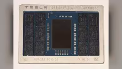 Puce Tesla FSD AI5 sur substrat bleu, avec grand die central et marquages techniques visibles