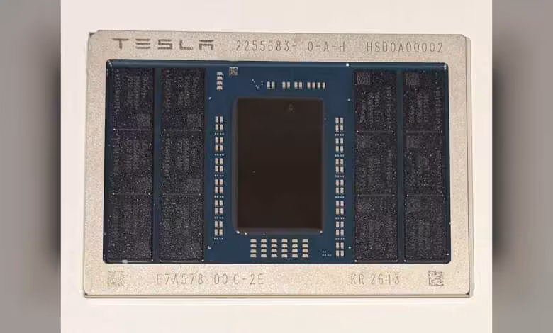Tesla AI5 : Samsung fabriquera la puce FSD en 2 nm dans son usine du Texas 1 Puce Tesla FSD AI5 sur substrat bleu, avec grand die central et marquages techniques visibles