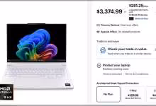 Ordinateur portable blanc écran coloré et interface de vente en ligne avec prix et options