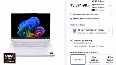 Ordinateur portable blanc écran coloré et interface de vente en ligne avec prix et options