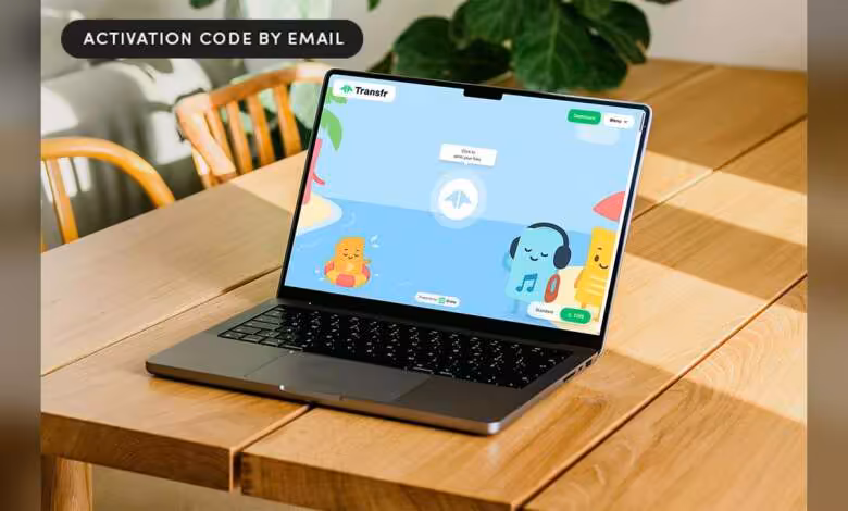 Transfr Pro : une licence à vie à 79,97 $ pour envoyer des fichiers sans limite 1 MacBook Pro affichant l’interface Transfr sur fond bleu, avec mention activation code by email