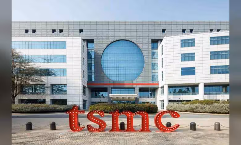 TSMC A14 : l'usine 1,4 nm de Taichung viserait une mise hors d'eau dès avril 2027 1 Façade moderne du siège TSMC avec logo rouge devant un bâtiment de bureaux industriel et vitré
