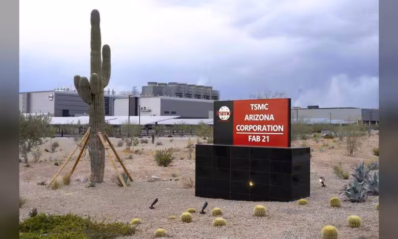 TSMC Arizona : 100 milliards de dollars de plus pour étendre massivement le site 1 Enseigne TSMC Arizona Corporation Fab 21 devant le site industriel, avec cactus et bâtiments en arrière-plan