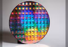 Wafer de silicium TSMC multicolore avec matrices de puces gravées, illustrant la production 2 nm