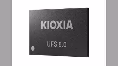 Puce mémoire Kioxia UFS 5.0 noire avec logo KIOXIA et marquage UFS 5.0 visible