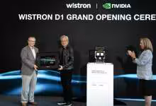 Dirigeants Wistron et NVIDIA posant avec un système NVIDIA GB300 Blackwell Ultra Superchip sur podium commémoratif
