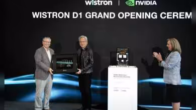 Dirigeants Wistron et NVIDIA posant avec un système NVIDIA GB300 Blackwell Ultra Superchip sur podium commémoratif