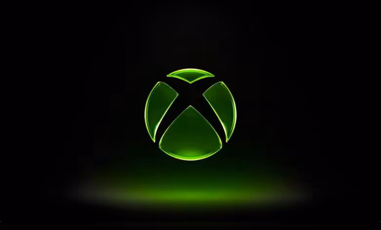 Xbox 2027 : Microsoft veut rendre l’activité console nettement plus rentable 1 Logo Xbox vert lumineux sur fond noir, sphère stylisée avec halo lumineux vert en dessous
