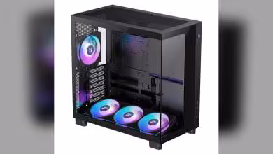 Boîtier PC panoramique noir XERON NEX, vue intérieure avec panneau verre trempé et trois ventilateurs RGB