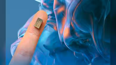 Micro-ventilateur xMEMS XMC-1200 miniature posé sur un doigt, avec fond abstrait bleu et orange