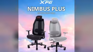 Deux chaises gaming XPG Nimbus Plus, versions noire et blanche, vue frontale sur fond pastel