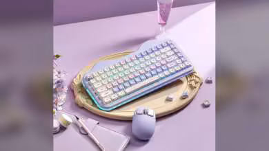 Clavier YUNZII C75 pastel sur plateau décoratif, avec souris assortie et ambiance bureau rose/violet