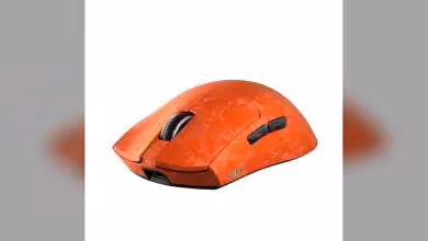 Souris Yunzii M2 orange, vue isométrique sur fond blanc, modèle sans fil avec deux boutons latéraux