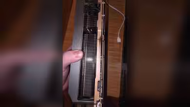 Photo amateur côté de carte graphique ZOTAC RTX 5090, éclairage faible