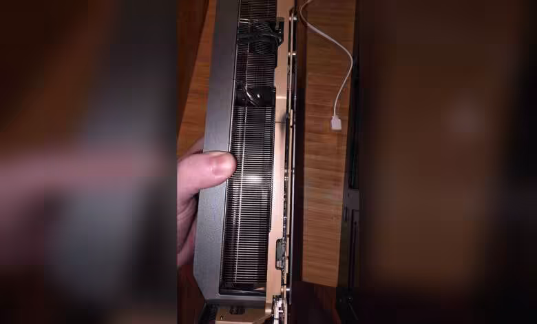 RTX 5090 : une ZOTAC SOLID part en fumée près du slot PCIe après 5 minutes de jeu 1 Photo amateur côté de carte graphique ZOTAC RTX 5090, éclairage faible