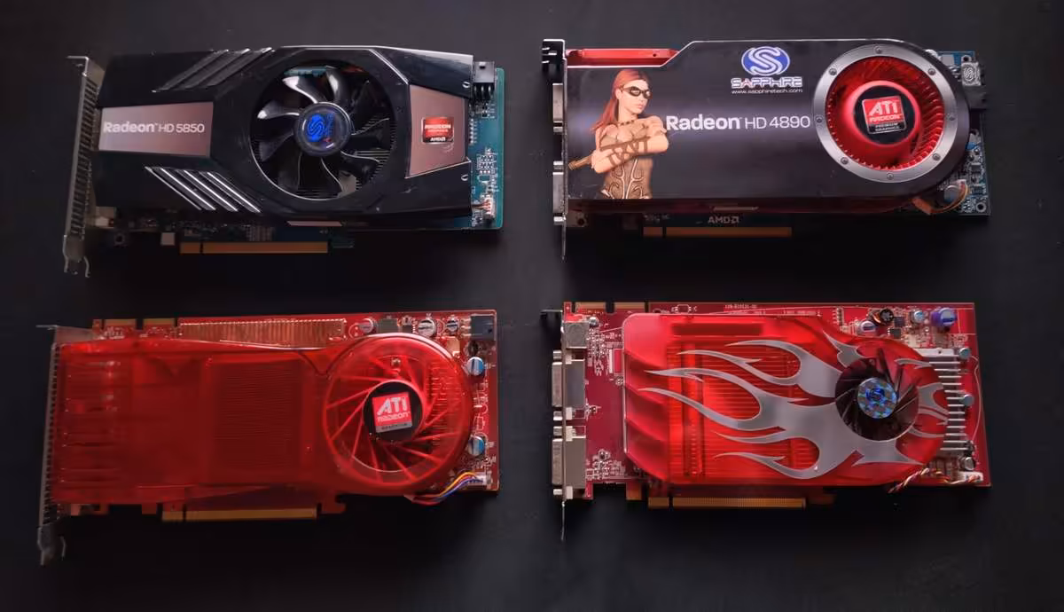 Quatre cartes graphiques ATI Radeon HD posées sur fond noir