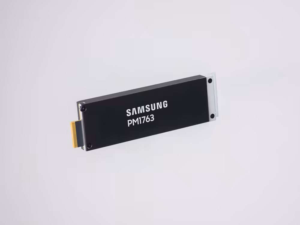 Samsung PM1763 entre en production avec 28,4 Go/s en lecture et jusqu’à 16 To 2 SSD Samsung PM1763 légèrement incliné, fond gris clair avec éclairage modéré