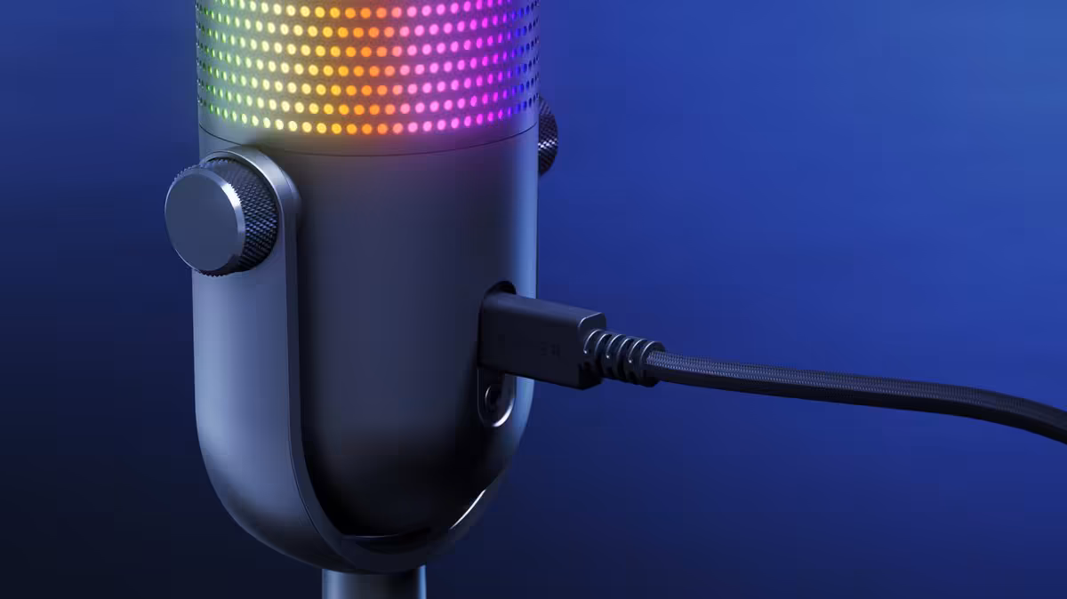Gros plan du micro Razer Seiren V3 Chroma noir, avec câble USB branché et molette latérale visible