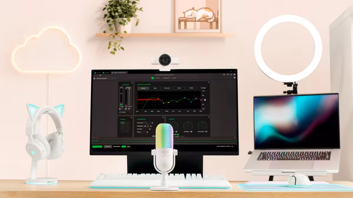 Bureau de streaming avec micro Razer Seiren V3 Chroma blanc devant écran affichant le logiciel Razer Synapse