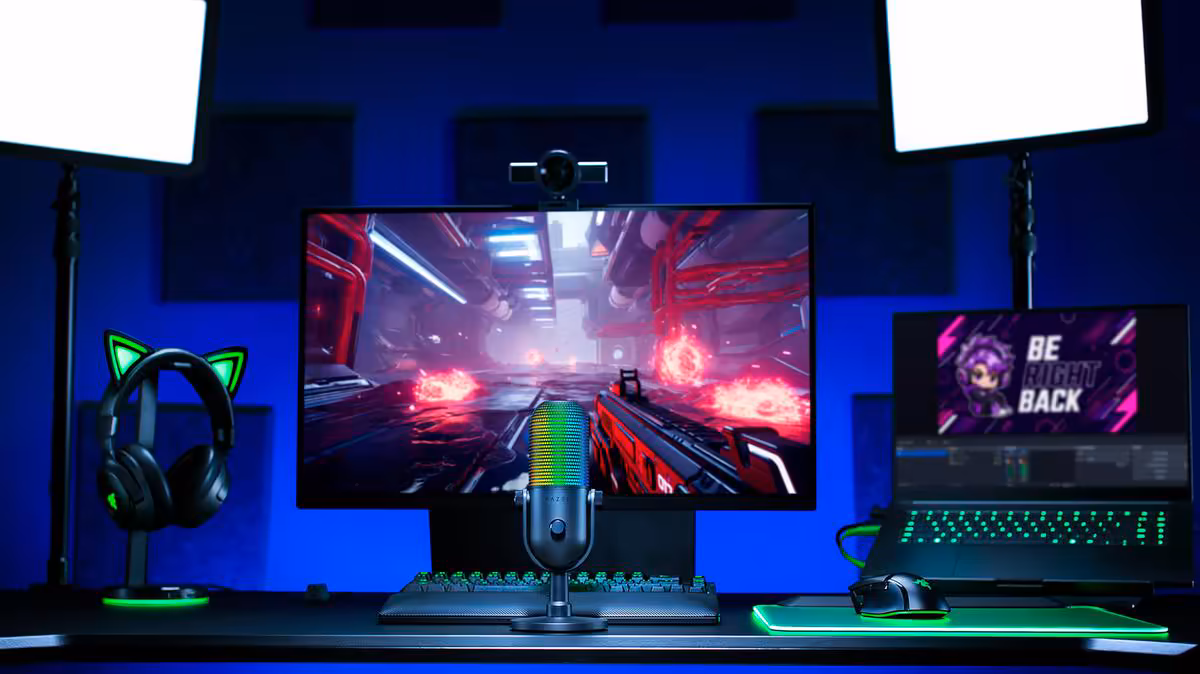 Setup gaming RGB avec micro Razer Seiren V3 Chroma, écran, clavier, casque et panneau « Be Right Back »