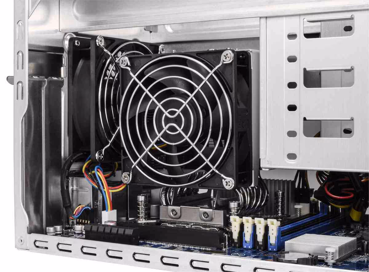 Shuttle SB860R8 : un barebone 14 litres pour Core Ultra 200, 192 Go DDR5 et 4 HDD 6 Intérieur du Shuttle barebone avec ventilateur CPU, carte mère et câblage visibles