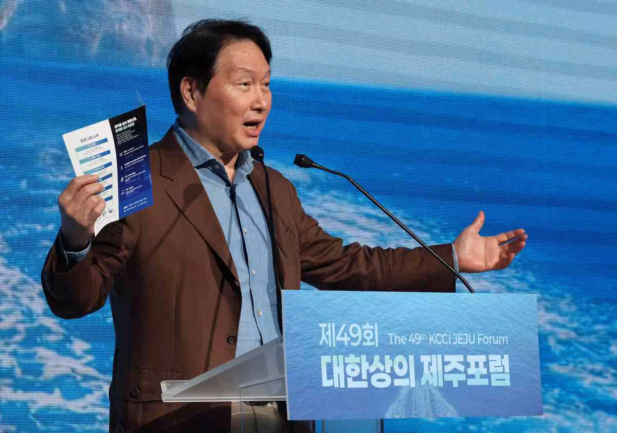 SK hynix envisage une usine aux États-Unis pour contenir la flambée des prix mémoire 2 Dirigeant SK hynix sur scène au forum Jeju, tenant un document près d’un pupitre