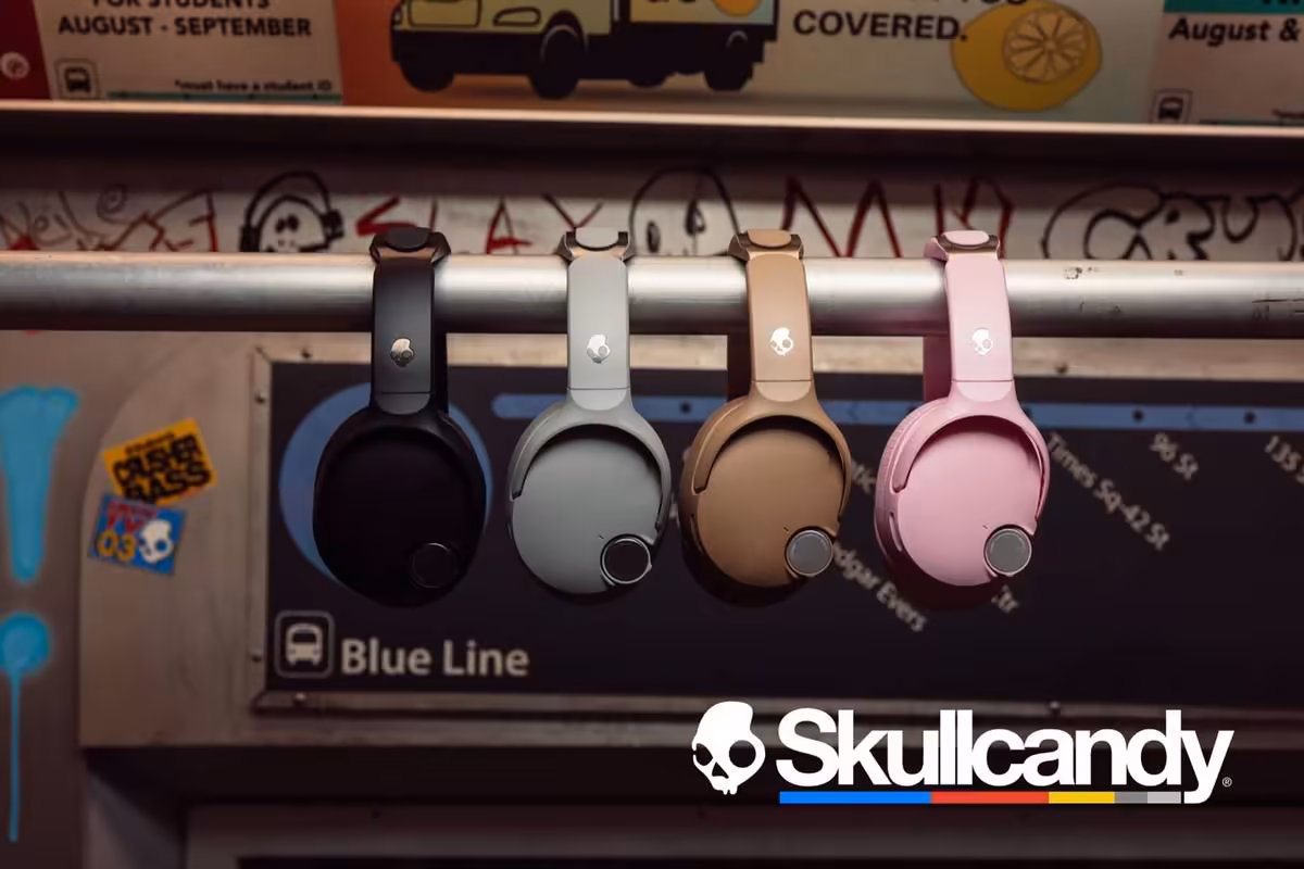 Skullcandy Crusher 1080 ANC : le casque à basses sensorielles s'allie aux technologies Bose 2 Quatre casques Skullcandy suspendus dans un wagon, avec logo Skullcandy en bas à droite.