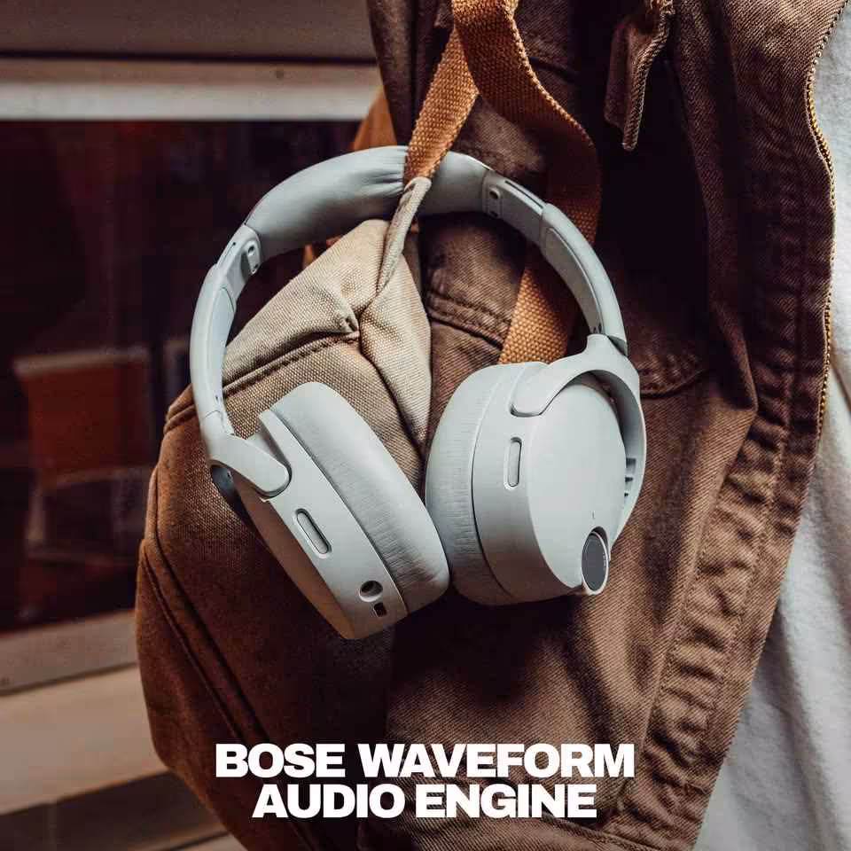 Skullcandy Crusher 1080 ANC : le casque à basses sensorielles s'allie aux technologies Bose 7 Casque Skullcandy gris accroché à un sac à dos avec texte “Bose Waveform Audio Engine”.