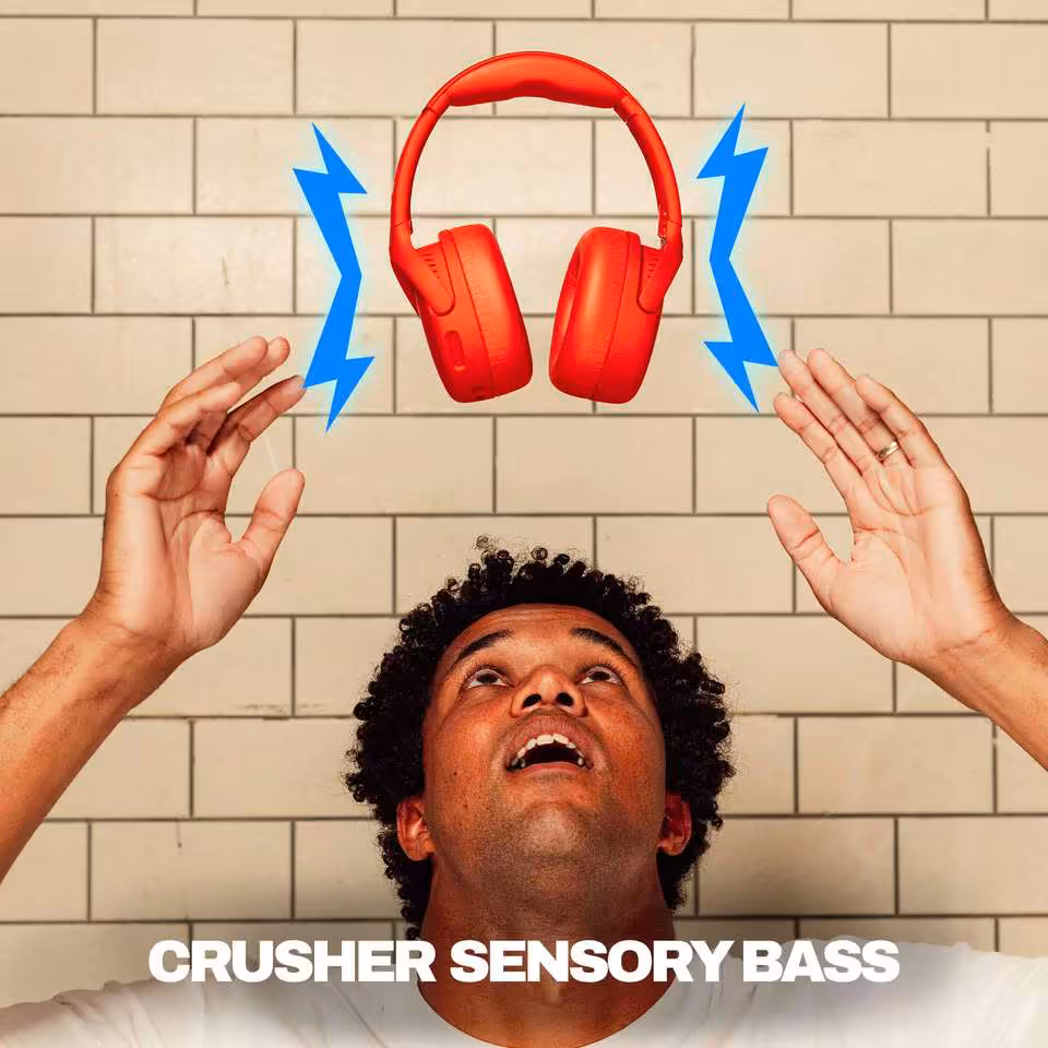 Skullcandy Crusher 720 : THX Spatial Audio, 65 h d’autonomie et basses réglables 6 Casque Skullcandy rouge Crusher Sensory Bass, mains levées et effet visuel d’ondes sonores
