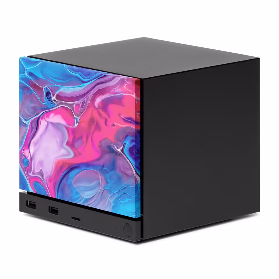 Steam Machine noire avec skin marbré bleu, rose et violet, design produit sur fond blanc