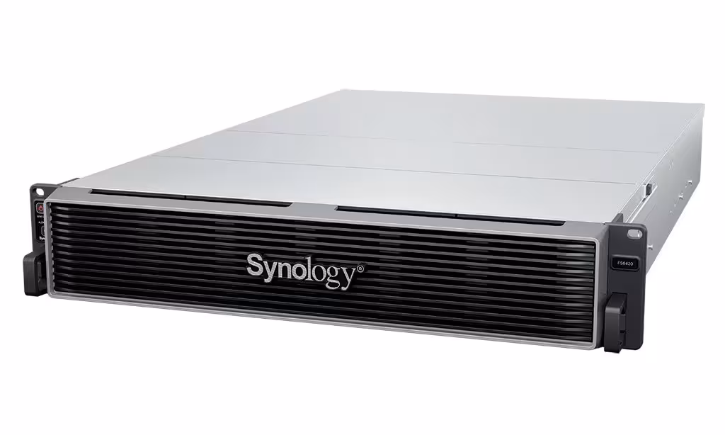 Synology FS6420 : une baie 100 % flash à 929 000 IOPS pour les charges critiques 2 Baie Synology rackable 2U blanche avec façade noire, vue avant inclinée, marque Synology visible.
