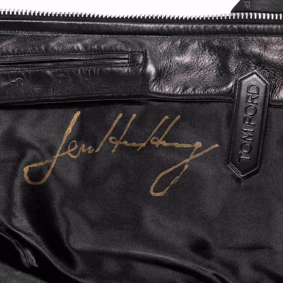 Jensen Huang : sa veste signée aux enchères vaut jusqu’au prix de 30 RTX 5090 3 Détail de veste Tom Ford signature dorée sur tissu noir
