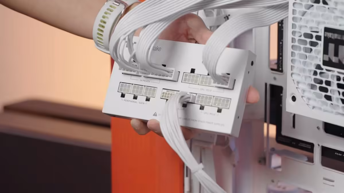 Dockpower FI : Thermaltake sépare le bloc et les câbles sur ses alimentations ATX 3.1 4 Gros plan module blanc câblage alimentation boîtier fond orange